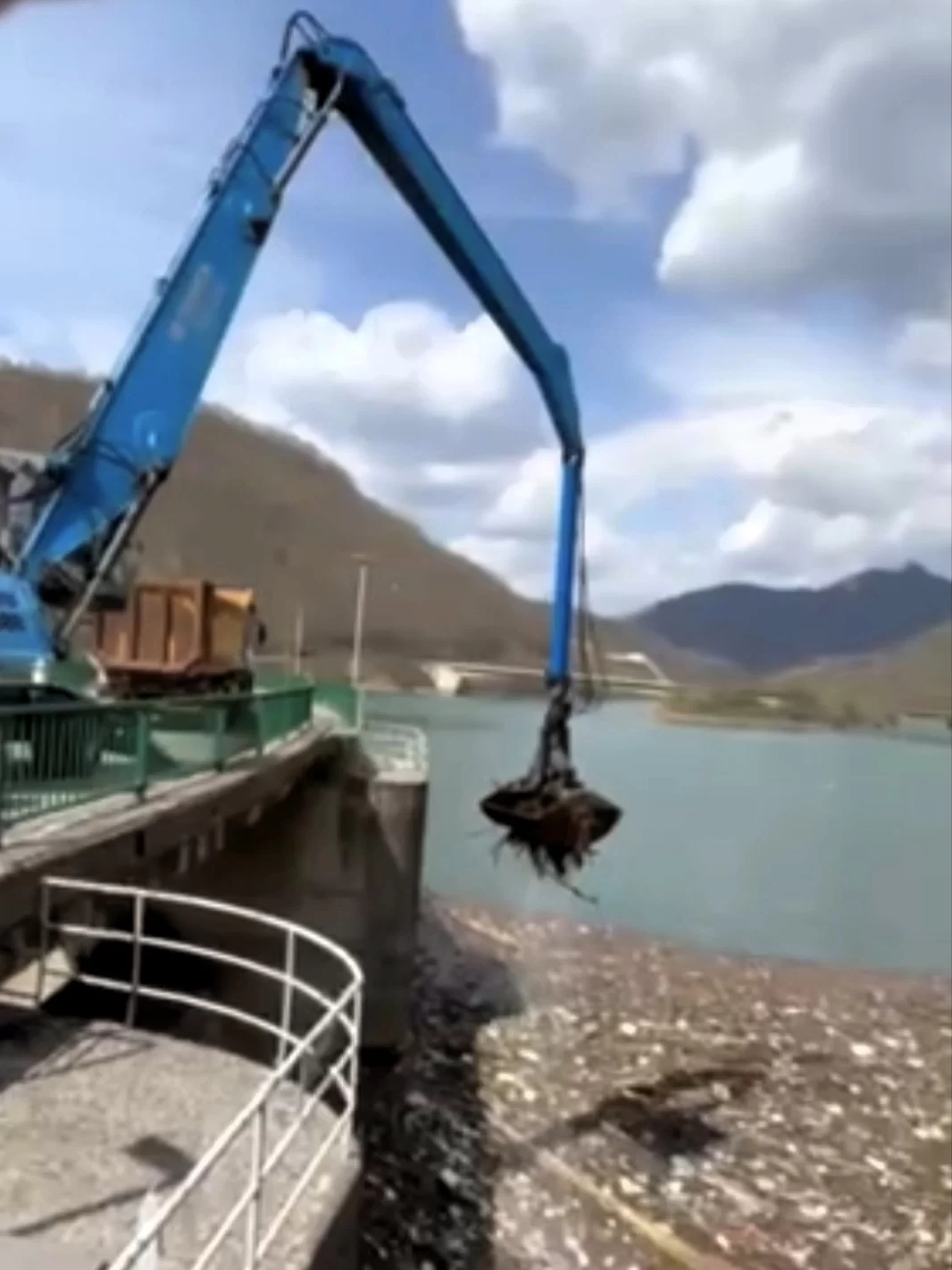 Čišćenje plutajućeg otpada u vodama Jablaničkog jezera