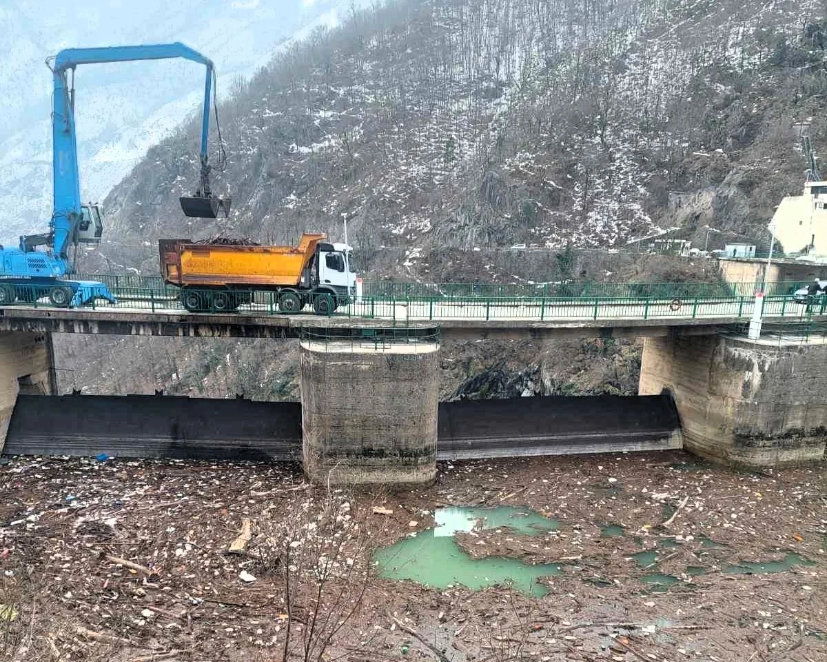 Uklanjanje nakupljenog materijala iz Jablaničkog jezera